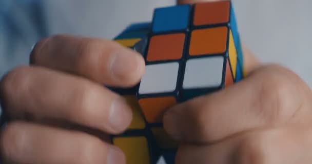 Kyjev, Ukrajina, květen 07 2019: Rubiks kostka v rukou muže zblízka — Stock video