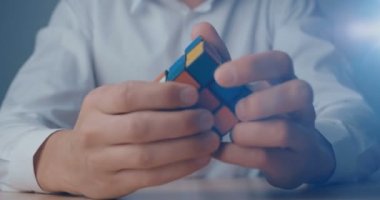Kiev, Ukrayna, 07 Mayıs 2019: Rubiks küpü bir adamın elinde yakın