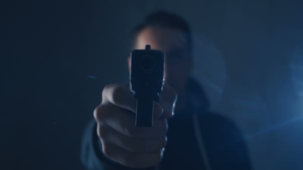 Farliga Killer man syftar pistol på kamera på natten — Stockvideo