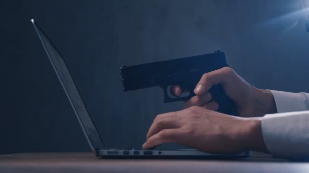 男性の手は、コンピュータの画面で銃を目指しています。サイバー強盗の概念. — ストック動画