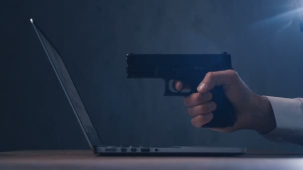 Braccio con pistola mira a uno schermo di computer portatile. Rapina informatica . — Video Stock