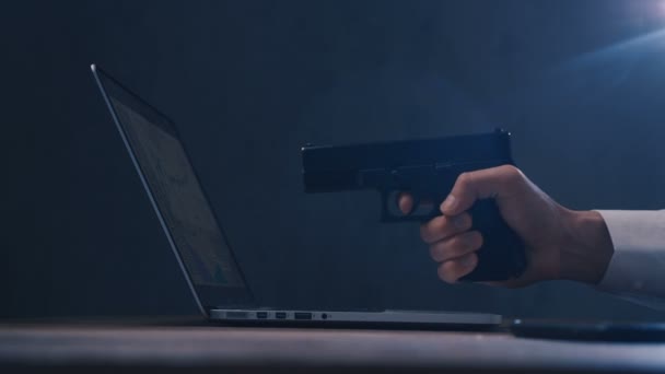 Βραχίονας με όπλο στοχεύει σε μια οθόνη του φορητού υπολογιστή. Κυβερνοληστεία. — Αρχείο Βίντεο