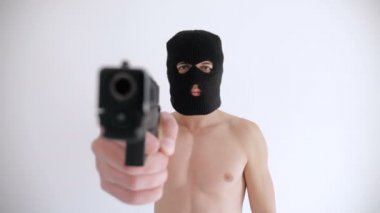 Balaclava çıplak gövde ile Terörist beyaz arka plan üzerine silahını hedefliyor