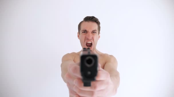 Nudo uomo mira la sua pistola su sfondo bianco — Video Stock