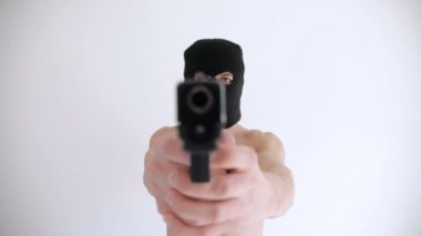 Balaclava çıplak gövde ile Terörist beyaz arka plan üzerine silahını hedefliyor