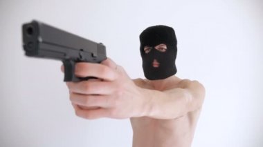Balaclava çıplak gövde ile Terörist beyaz arka plan üzerine silahını hedefliyor