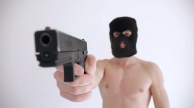 Balaclava çıplak gövde ile Terörist beyaz arka plan üzerine silahını hedefliyor