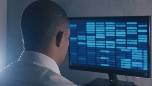 Πίσω όψη του επαγγελματικού κώδικα προγραμματισμού του προγραμματιστή στην οθόνη του υπολογιστή στο νυχτερινό γραφείο — Αρχείο Βίντεο
