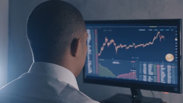El empresario afroamericano de camisa blanca analiza el mercado de ventas. Vista posterior de Stockbroker está trabajando con el mercado financiero en la oficina . — Vídeos de Stock