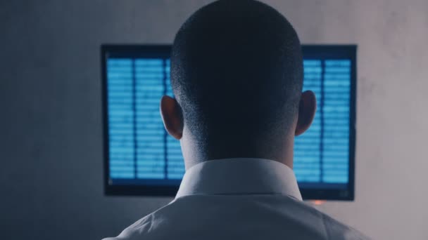 Zpětné zobrazení programového kódu programátora na počítačových monitorech v noční kanceláři — Stock video