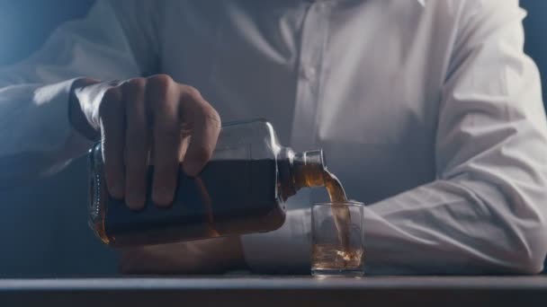 Närbild man dricker alkohol från glas ensam i en bar. Begreppet alkoholism. — Stockvideo