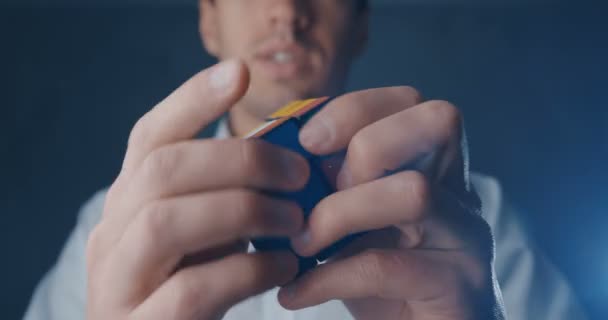 Kiev, Ukraina, maj 07 2019: Rubiks kub i händerna på en man närbild — Stockvideo