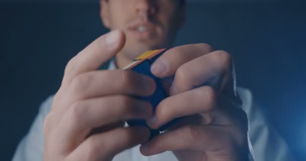 Kyjev, Ukrajina, květen 07 2019: Rubiks kostka v rukou muže zblízka — Stock video