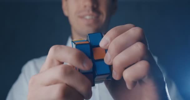 Kiev, Ucrânia, 07 de maio de 2019: Cubo de Rubiks nas mãos de um homem de perto — Vídeo de Stock