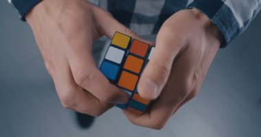 Kiev, Ukrayna, 07 Mayıs 2019: Rubiks küpü bir adamın elinde yakın
