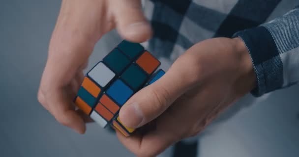 Kijów, Ukraina, maj 07 2019: Rubiks kostka w rękach mężczyzny z bliska — Wideo stockowe