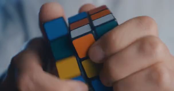 Kiew, Ukraine, 7. Mai 2019: Rubiks Würfel in den Händen eines Mannes aus nächster Nähe — Stockvideo