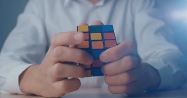 Kiev, Ukrayna, 07 Mayıs 2019: Rubiks küpü bir adamın elinde yakın