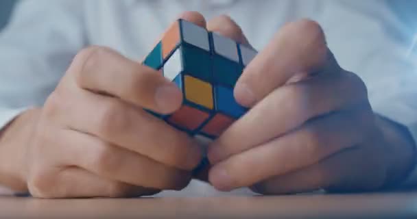 Kiev, Ukraina, maj 07 2019: Rubiks kub i händerna på en man närbild — Stockvideo