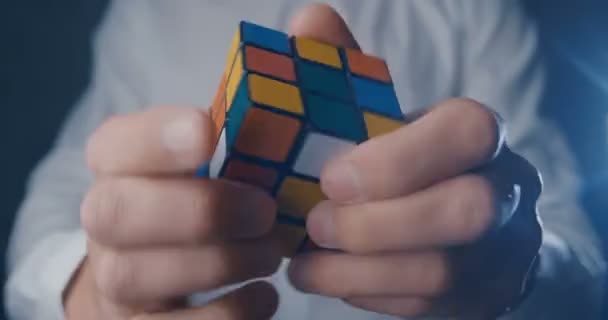 Kiev, Ukrayna, 07 Mayıs 2019: Rubiks küpü bir adamın elinde yakın — Stok video