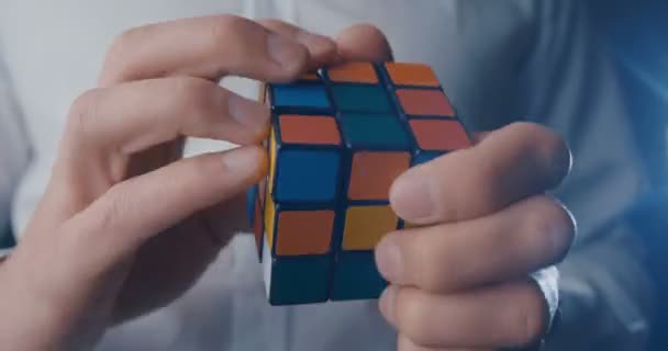 Kiew, Ukraine, 7. Mai 2019: Rubiks Würfel in den Händen eines Mannes aus nächster Nähe — Stockvideo