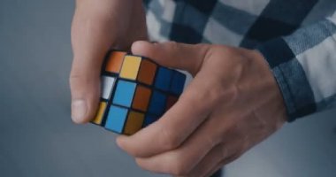 Kiev, Ukrayna, 07 Mayıs 2019: Rubiks küpü bir adamın elinde yakın