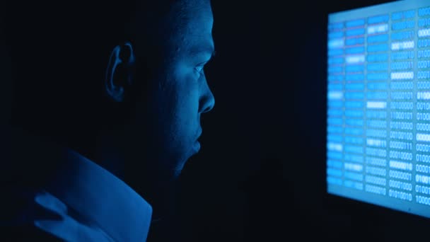 Portrét programu afrického amerického muže kódování softwaru pro zabezpečení sítě. Počítačový podvodník napsaný na obrazovce počítače v noci v temné kanceláři — Stock video