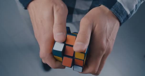 Kiev, Ucraina, 07 Maggio 2019: Cubo di Rubiks nelle mani di un uomo da vicino — Video Stock