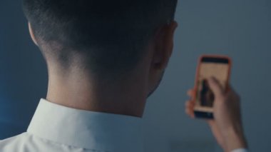 Akıllı Telefon kullanarak OfisteKi Adam'ı geri görüntülemek, Kaydırma Hareketleri Yapma, Kaydırma Hareketleri. İşadamı Kullanarak Cep Telefonu, İnternet Sosyal Ağlar Tarama.