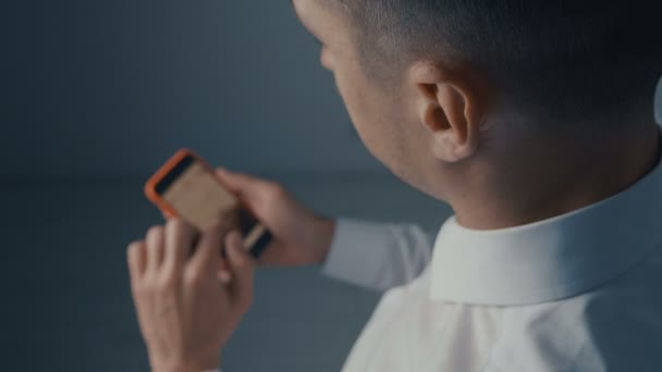 스마트 폰을 사용하여 사무실에서 백뷰 남자, 스 와이프하기, 스크롤 제스처. 휴대 전화를 사용하는 사업가, 인터넷 소셜 네트워크 브라우징. — 비디오