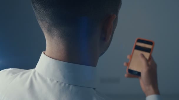 Retrovisore Uomo in ufficio con Smartphone, Facendo Swiping, Scorrimento Gesti. Uomo d'affari utilizzando il telefono cellulare, Internet Social Network Navigazione . — Video Stock