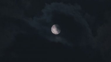 Gece dolunay bulut, zaman lape. Geceleri ay tarafından geçen bulutlar.