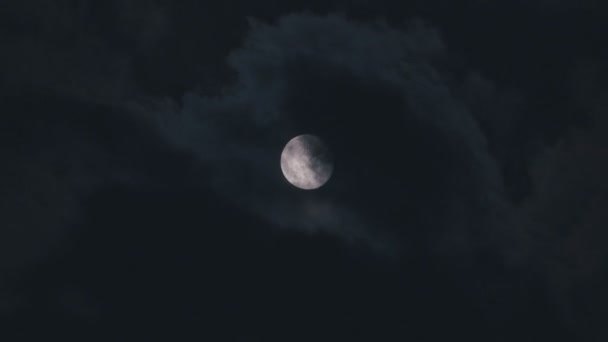 Luna piena di notte con nuvole, timelapce. Nuvole che passano dalla luna di notte . — Video Stock