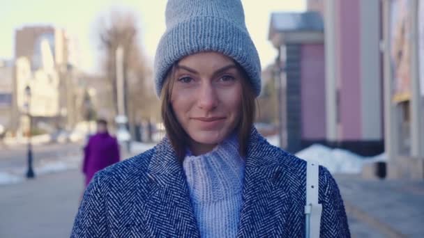 Außenporträt einer jungen attraktiven Frau in stylischem Outfit — Stockvideo
