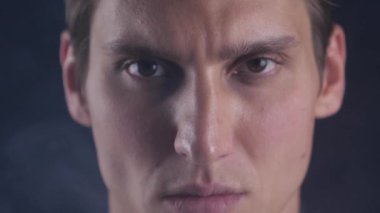 Odaklı bakış. Erkek kamera izole görünüyor. Adam yakışıklı ve serin görünüyor. Adam odaklı dört gözle yoğunlaşmıştır. Portre