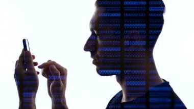 Üzerinde mavi kod olan akıllı telefonu kullanan erkek programcının çifte sergileniyor. Akıllı telefon için konsept geliştirme uygulaması.