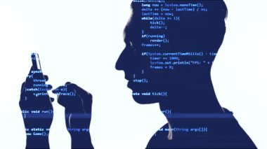 Üzerinde mavi kod olan akıllı telefonu kullanan bilgisayar korsanının çifte pozlaması. Akıllı telefon kullanarak adam programcı çift sergi