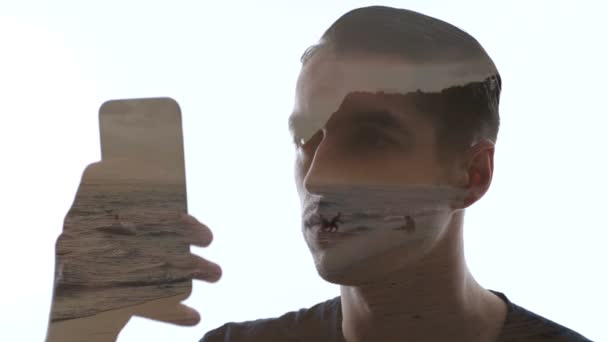 Double exposure of man uses smartphone and beautiful beach. Double exposition of man and sea waves — Stock Video