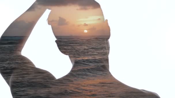 Dupla exposição do homem e belo pôr-do-sol oceânico. Dupla exposição do homem e ondas do mar — Vídeo de Stock