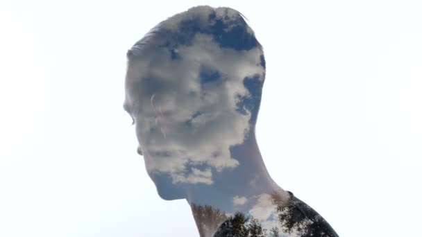 Retrato de homem pensativo e nuvens no céu - Exposição dupla — Vídeo de Stock