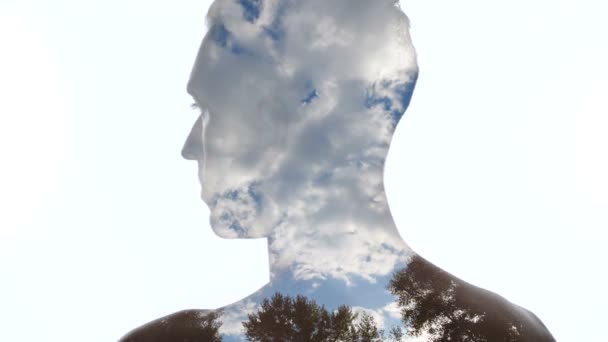 Retrato de homem pensativo e nuvens no céu - Exposição dupla — Vídeo de Stock