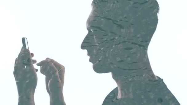 Double exposition de l'homme avec smartphone et gouttes de pluie tombant dans l'eau — Video