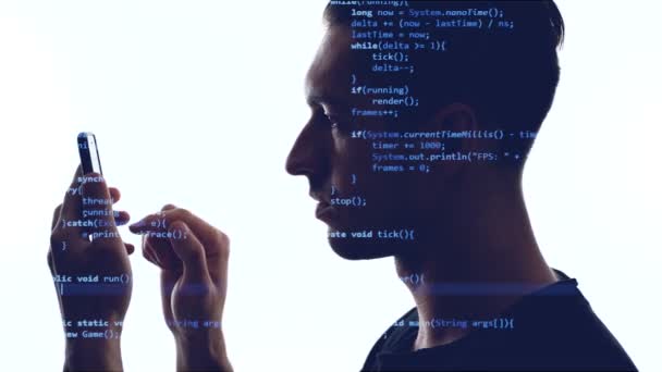 Double exposition de l'homme programmeur à l'aide d'un smartphone avec code bleu sur lui. Application de développement de concept pour smartphone . — Video