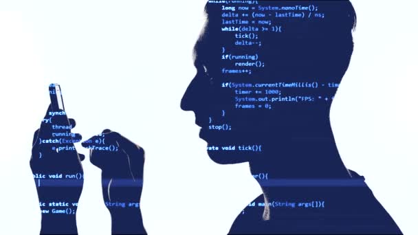 彼にブルーコードを持つスマートフォンを使用してハッカーの二重暴露。スマートフォンを使った男性プログラマーの二重博覧会 — ストック動画