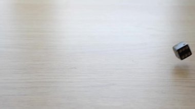 Bir dört ve bir iki siyah kumar zarı ile yavaş çekimde bir masada haddeleme