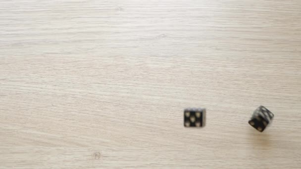 Lassított asztal egy pár fekete szerencsejáték kocka az asztalon — Stock videók