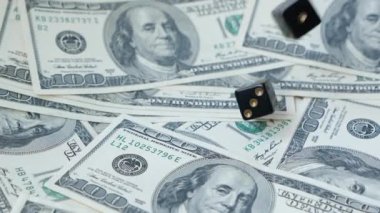 Yavaş çekimiki siyah zar, craps, dolar arka plan üzerine atılmış,. Kumar kavramı.