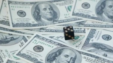 Yavaş çekimiki siyah zar, craps, dolar arka plan üzerine atılmış,. Kumar kavramı.