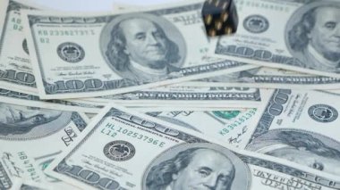 Yavaş çekimiki siyah zar, craps, dolar arka plan üzerine atılmış,. Kumar kavramı.