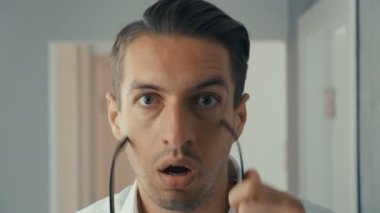 İşadamı şok oldu ve şaşırdı. Şaşkınlık içindeki bir adam gözlüğe ateş eder ve kameraya şaşkınlıkla bakar..